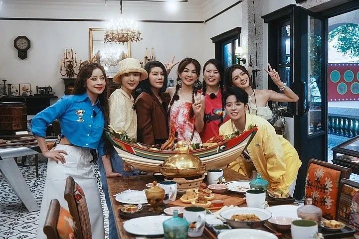 chi-pu-khoe-anh-tinh-tu-ben-mot-chang-trai-giau-mat-dip-cuoi-nam-netizen-nghi-van-ban-trai-nu-ca-si (13)