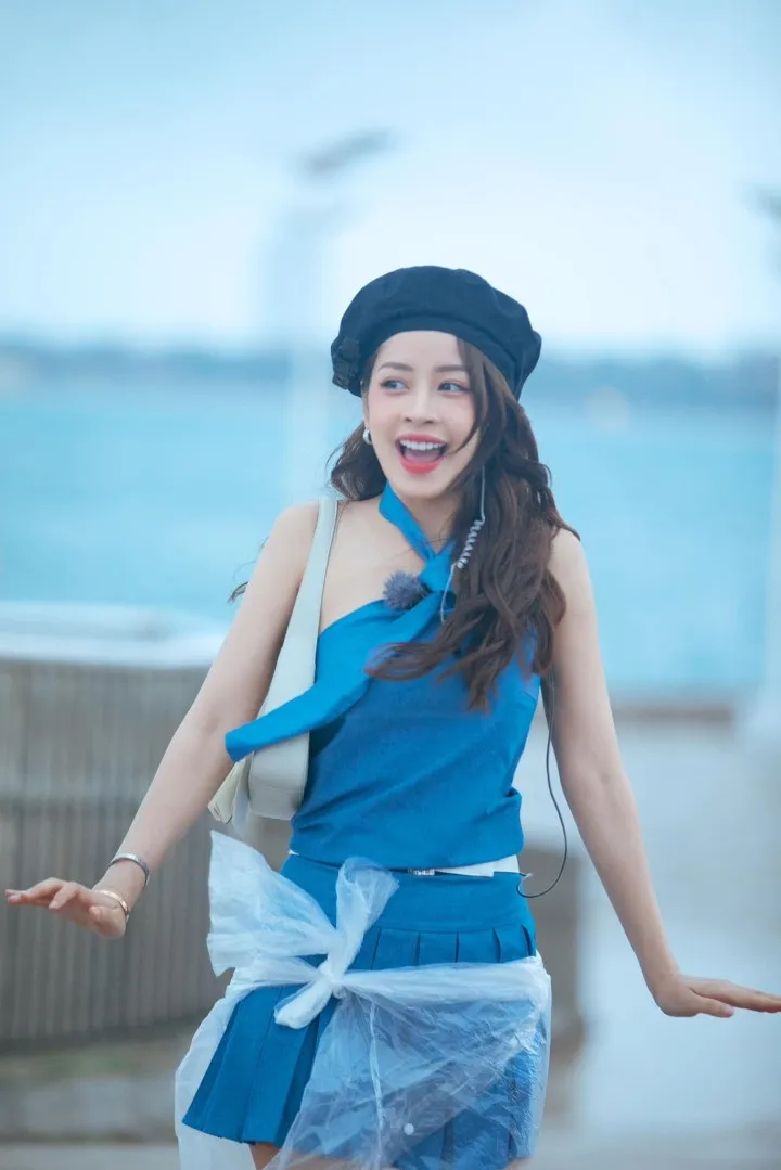 chi-pu-khoe-anh-tinh-tu-ben-mot-chang-trai-giau-mat-dip-cuoi-nam-netizen-nghi-van-ban-trai-nu-ca-si (2)