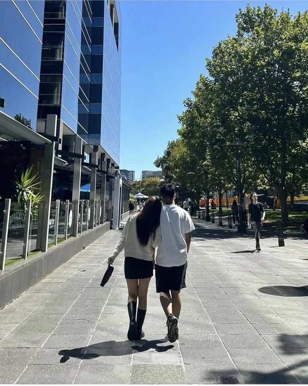 chi-pu-khoe-anh-tinh-tu-ben-mot-chang-trai-giau-mat-dip-cuoi-nam-netizen-nghi-van-ban-trai-nu-ca-si (4)