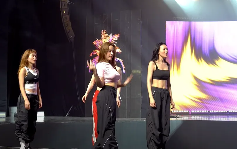 ninh-duong-lan-ngoc-gay-sot-voi-co-bung-san-chac-tuoi-u40-cu-dan-mang-ngo-ngang-truoc-vong-eo-muot-mat (1)