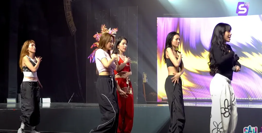 ninh-duong-lan-ngoc-gay-sot-voi-co-bung-san-chac-tuoi-u40-cu-dan-mang-ngo-ngang-truoc-vong-eo-muot-mat (2)