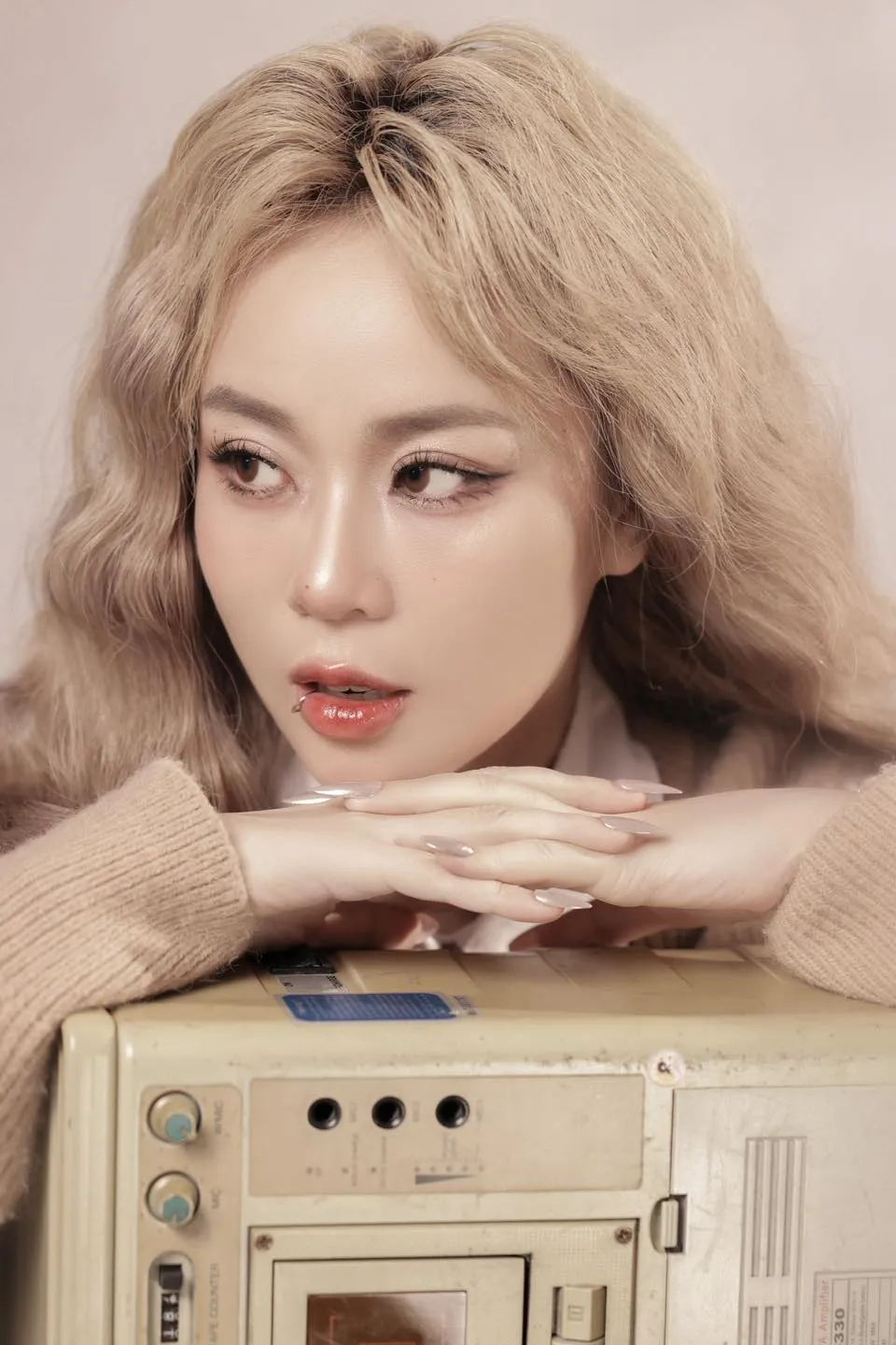 misthy-gay-xon-xao-voi-dien-mao-khac-la-trong-ngay-dau-nam-moi (5)