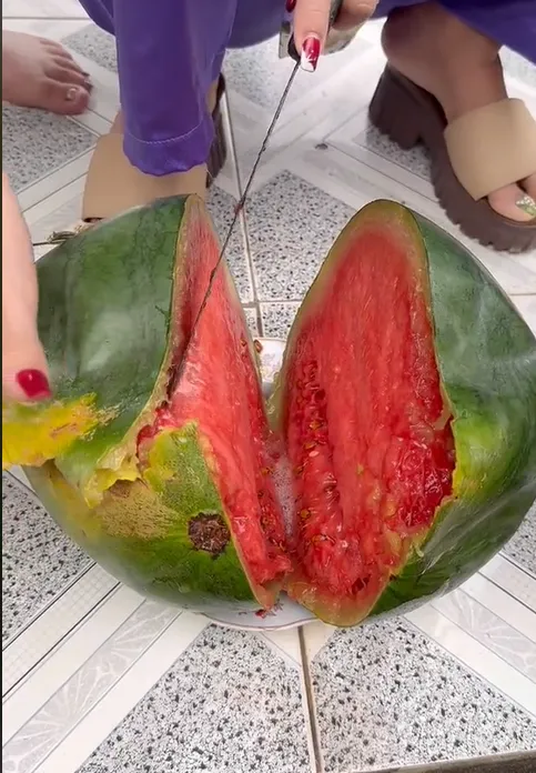 mua-dua-hau-chung-dip-tet-nguoi-phu-nu-phat-hien-diem-bat-thuong-sau-voi-dang-dan-canh-bao (1)