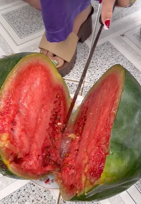 mua-dua-hau-chung-dip-tet-nguoi-phu-nu-phat-hien-diem-bat-thuong-sau-voi-dang-dan-canh-bao (2)