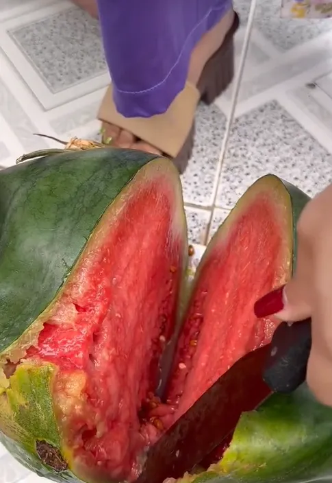mua-dua-hau-chung-dip-tet-nguoi-phu-nu-phat-hien-diem-bat-thuong-sau-voi-dang-dan-canh-bao (3)