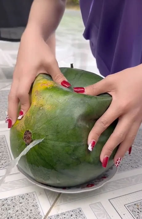 mua-dua-hau-chung-dip-tet-nguoi-phu-nu-phat-hien-diem-bat-thuong-sau-voi-dang-dan-canh-bao (6)