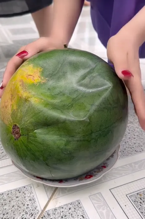 mua-dua-hau-chung-dip-tet-nguoi-phu-nu-phat-hien-diem-bat-thuong-sau-voi-dang-dan-canh-bao (7)