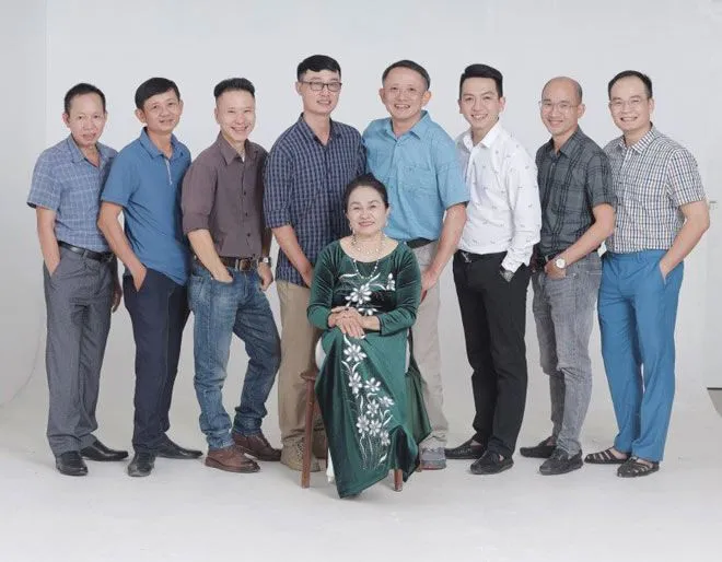 cap-vo-chong-nghe-an-sing-10-nguoi-con-song-rai-rac-khap-cac-tinh-thanh-tet-ve-te-tuu-con-chau-xep-hang-dai (3)