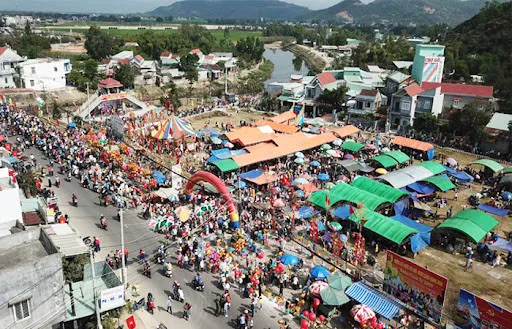 6-cho-doc-nhat-viet-nam-moi-nam-chi-hop-1-lan-dip-tet-di-la-het-e-bi-dinh-ca-chua-co-van-do (12)