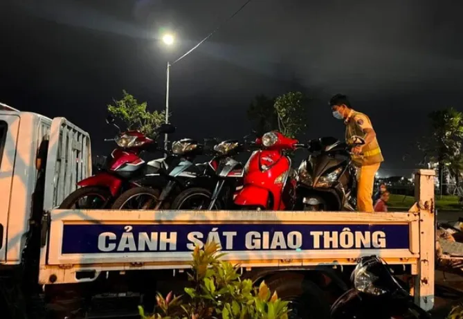 co-giao-mam-non-ngoi-than-tho-vi-pham-nong-do-con-di-hop-lop-chi-nhap-moi-coc-bia-pha-nuoc-loc (1)