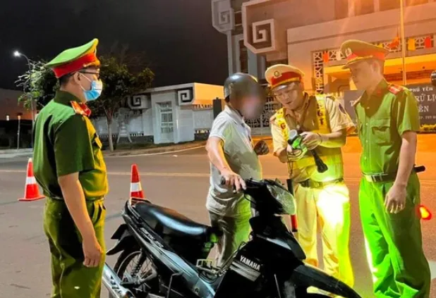 co-giao-mam-non-ngoi-than-tho-vi-pham-nong-do-con-di-hop-lop-chi-nhap-moi-coc-bia-pha-nuoc-loc (2)