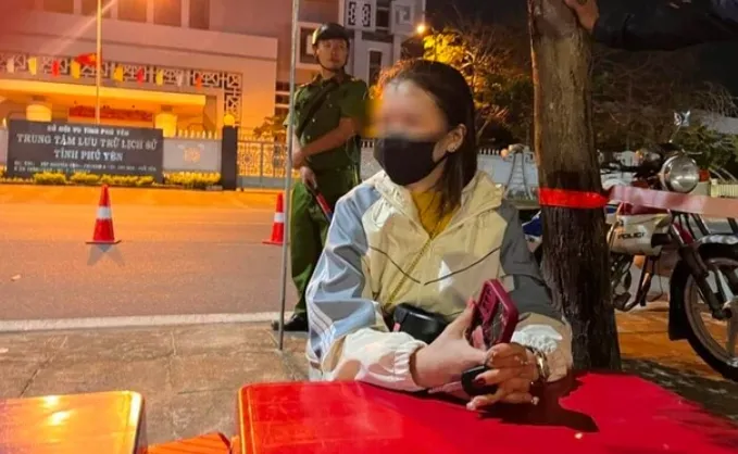 co-giao-mam-non-ngoi-than-tho-vi-pham-nong-do-con-di-hop-lop-chi-nhap-moi-coc-bia-pha-nuoc-loc (3)