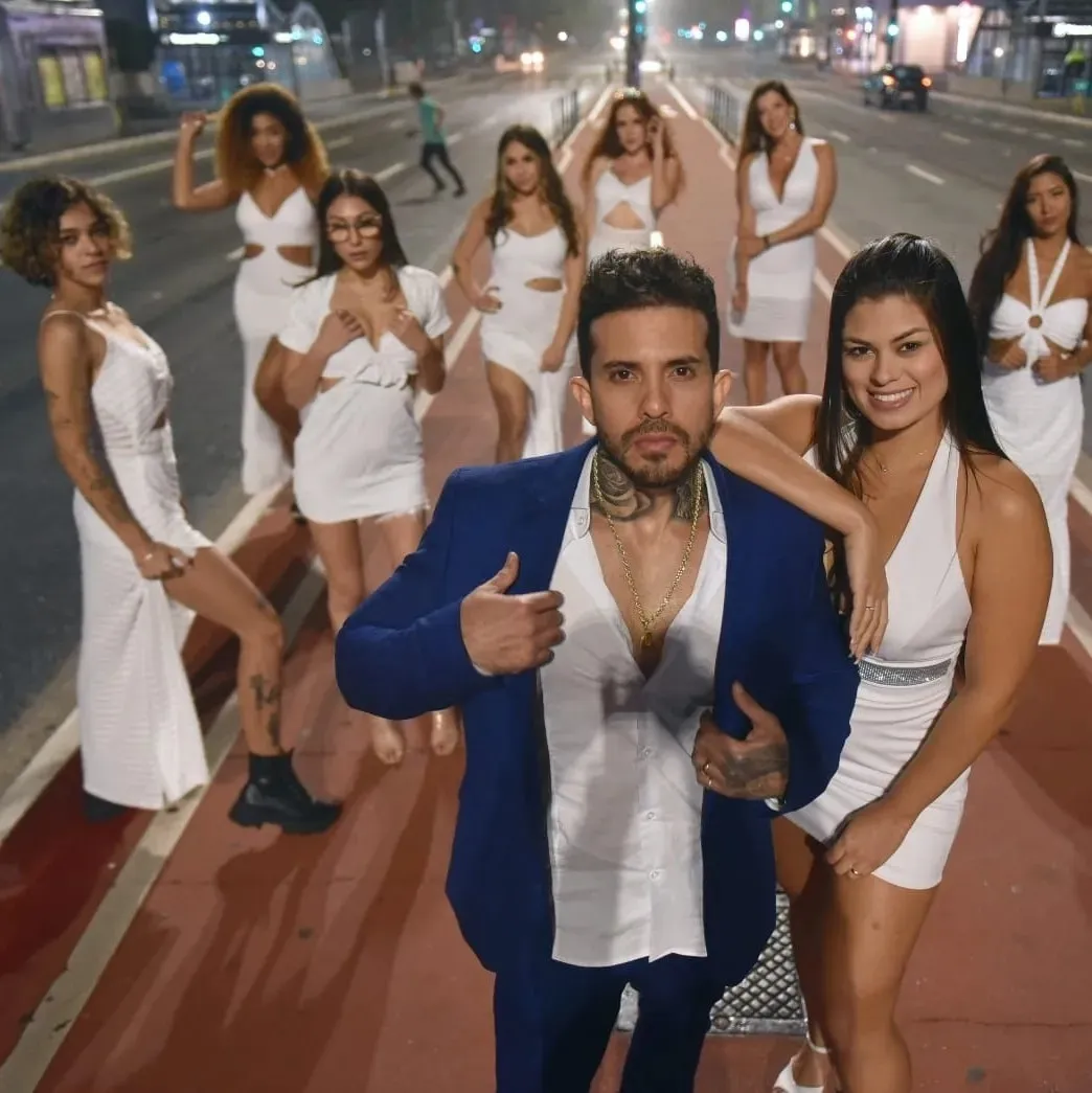 nguoi-dan-ong-37-tuoi-song-chung-5-vo-chi-3-4-ty-mua-qua-valentine-sap-lich-vui-ve-khong-ai-thiet-thoi (13)