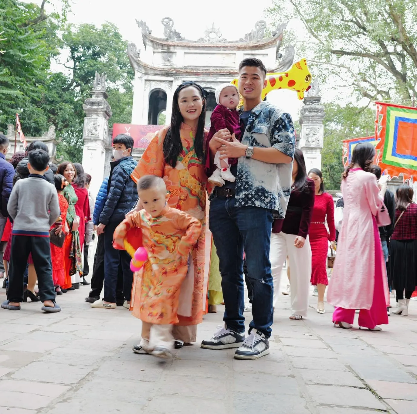 vo-chong-duy-manh-don-tet-buon-tai-chinh-khanh-kiet-con-nhap-vien-ban-hang-tu-mung-1-tet (5)