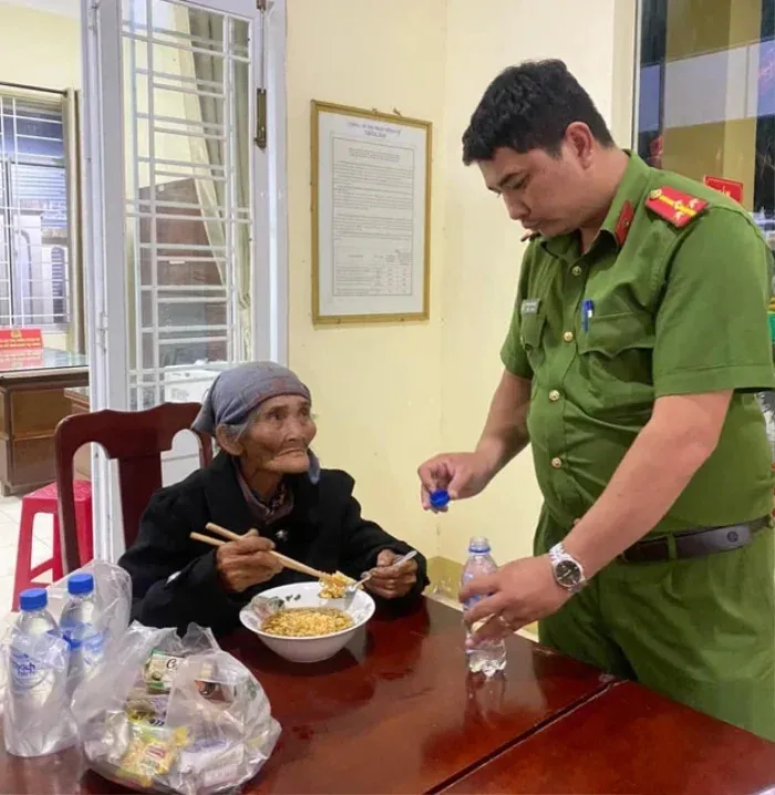 cu-ba-92-tuoi-that-lac-15-nam-tim-duoc-gia-dinh-sau-mot-dem-con-gai-phat-hien-khong-phai-me-minh (2)