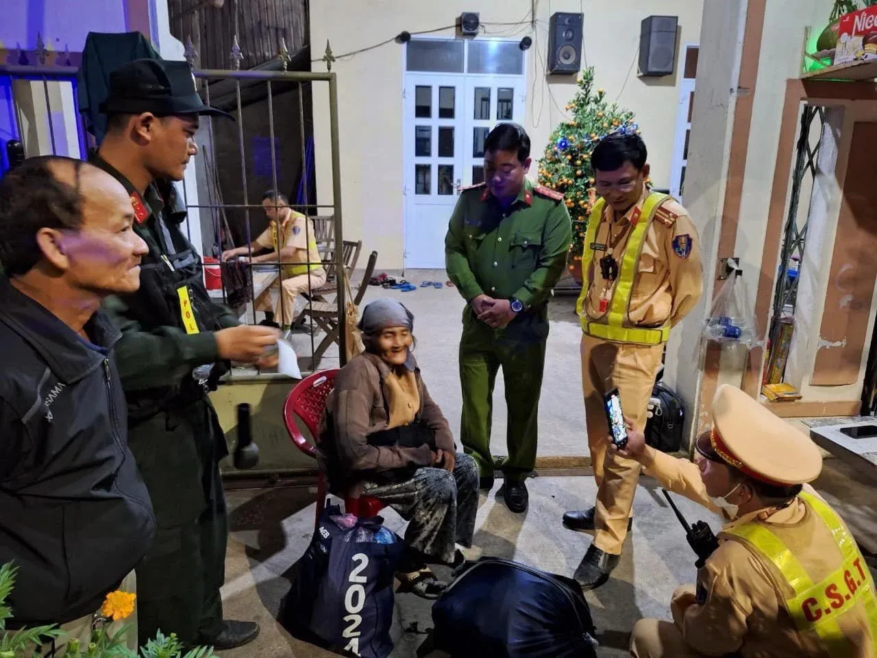 cu-ba-92-tuoi-that-lac-15-nam-tim-duoc-gia-dinh-sau-mot-dem-con-gai-phat-hien-khong-phai-me-minh (3)