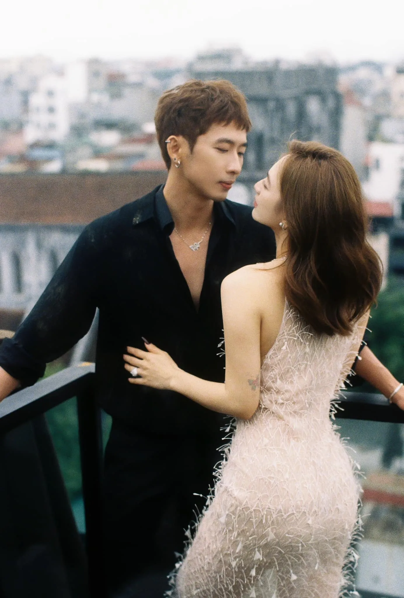 vuong-nghi-van-phim-gia-tinh-that-voi-tuan-tran-cong-khai-tha-thinh-phuong-anh-dao-chot-ha-1-cau-netizen-phan-khich (9)