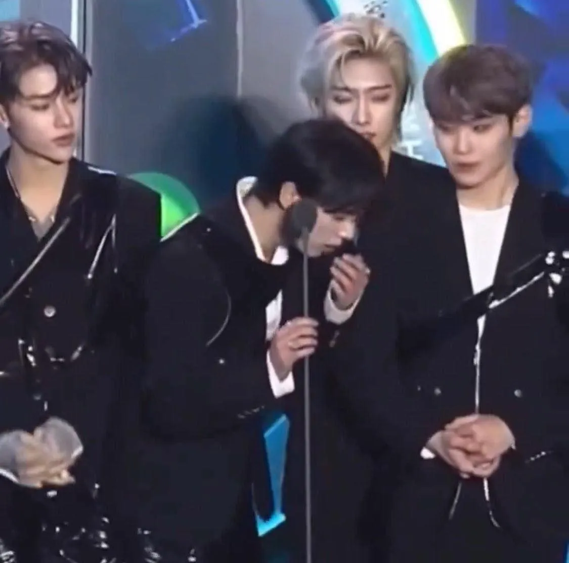 hi-huu-mot-nguoi-an-danh-di-nang-trong-le-trao-giai-hang-loat-nguoi-noi-tieng-bit-mui-thao-chay (3)