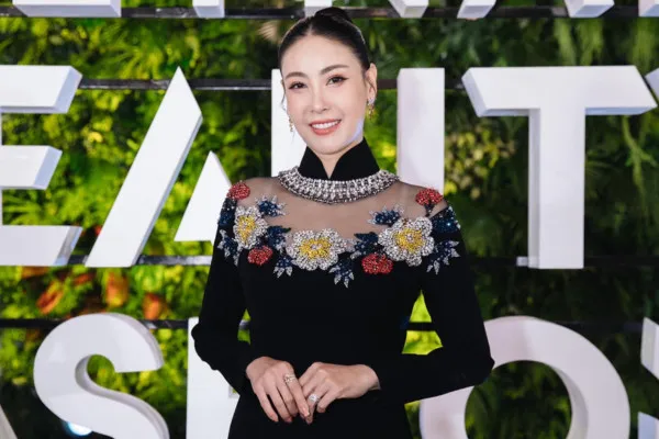 hoa-hau-tuoi-thin-dang-quang-khi-moi-16-tuoi-nay-giau-nhat-nhi-showbiz-viet-o-biet-thu-400-ty-dong (2)