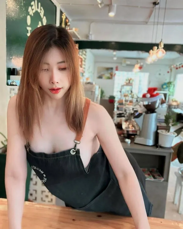 tha-rong-mac-tap-de-ban-ca-phe-gai-xinh-nhan-anh-mat-dom-ngo-tu-nguoi-di-duong-canh-may-rau-ran-ran (11)