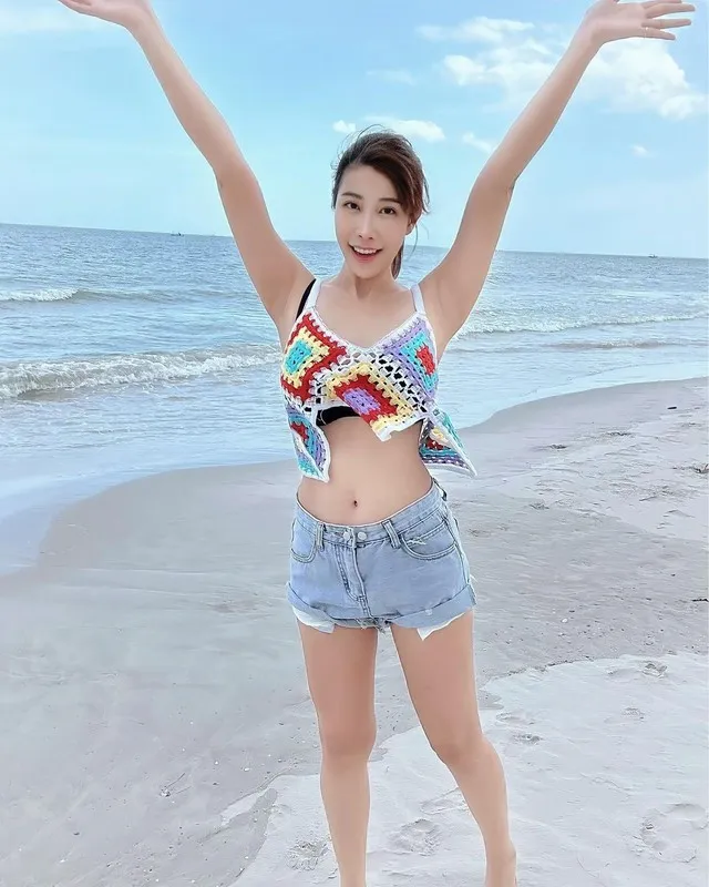 tha-rong-mac-tap-de-ban-ca-phe-gai-xinh-nhan-anh-mat-dom-ngo-tu-nguoi-di-duong-canh-may-rau-ran-ran (3)