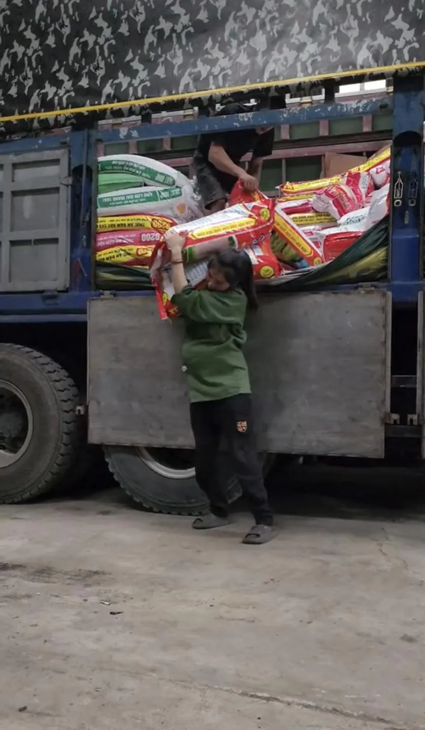 xot-xa-canh-me-bau-8-thang-van-boc-vac-kiem-tien-nuoi-con-nghe-hoan-canh-khong-cam-duoc-nuoc-mat (2)