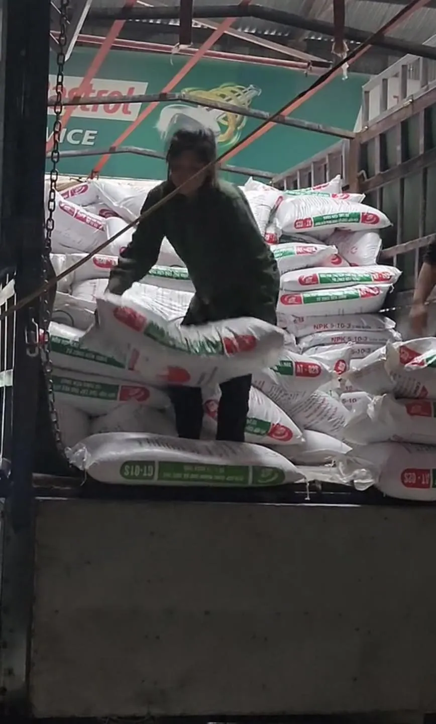 xot-xa-canh-me-bau-8-thang-van-boc-vac-kiem-tien-nuoi-con-nghe-hoan-canh-khong-cam-duoc-nuoc-mat (4)