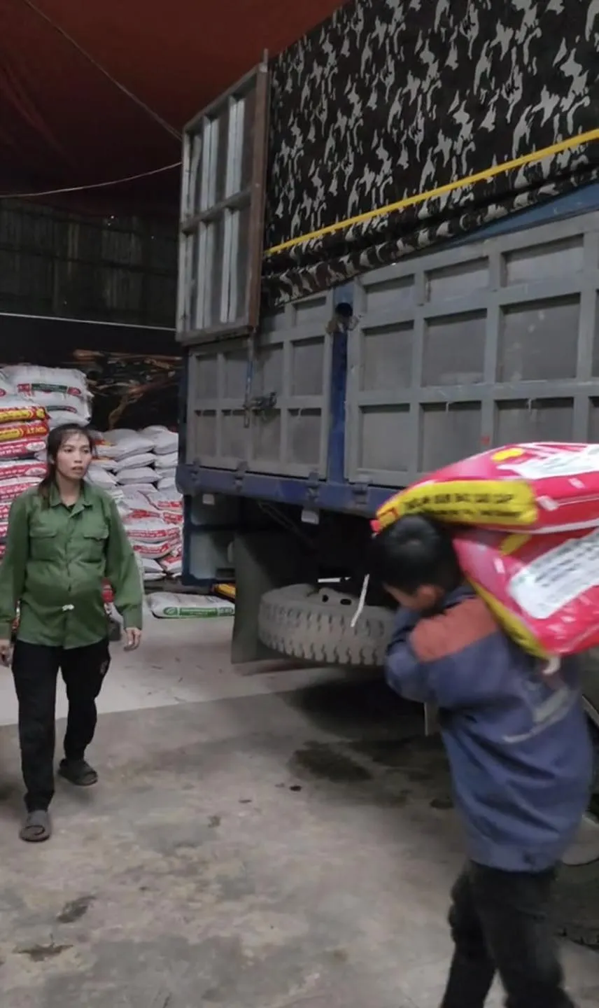 xot-xa-canh-me-bau-8-thang-van-boc-vac-kiem-tien-nuoi-con-nghe-hoan-canh-khong-cam-duoc-nuoc-mat (6)