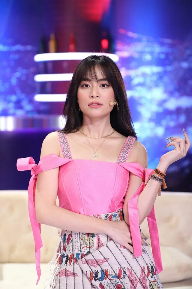 nu-ca-si-viet-so-huu-bai-hat-duoc-blackpink-me-tit-hoi-ban-than-toan-sao-hang-a-dinh-dam-showbiz (8)