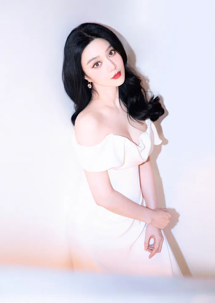 pham-bang-bang-xuat-hien-vo-guong-mat-bo-pho-dien-mao-xuong-sac-kho-tin-dan-tinh-tiec-nuoi-my-nhan-mot-thoi (2)