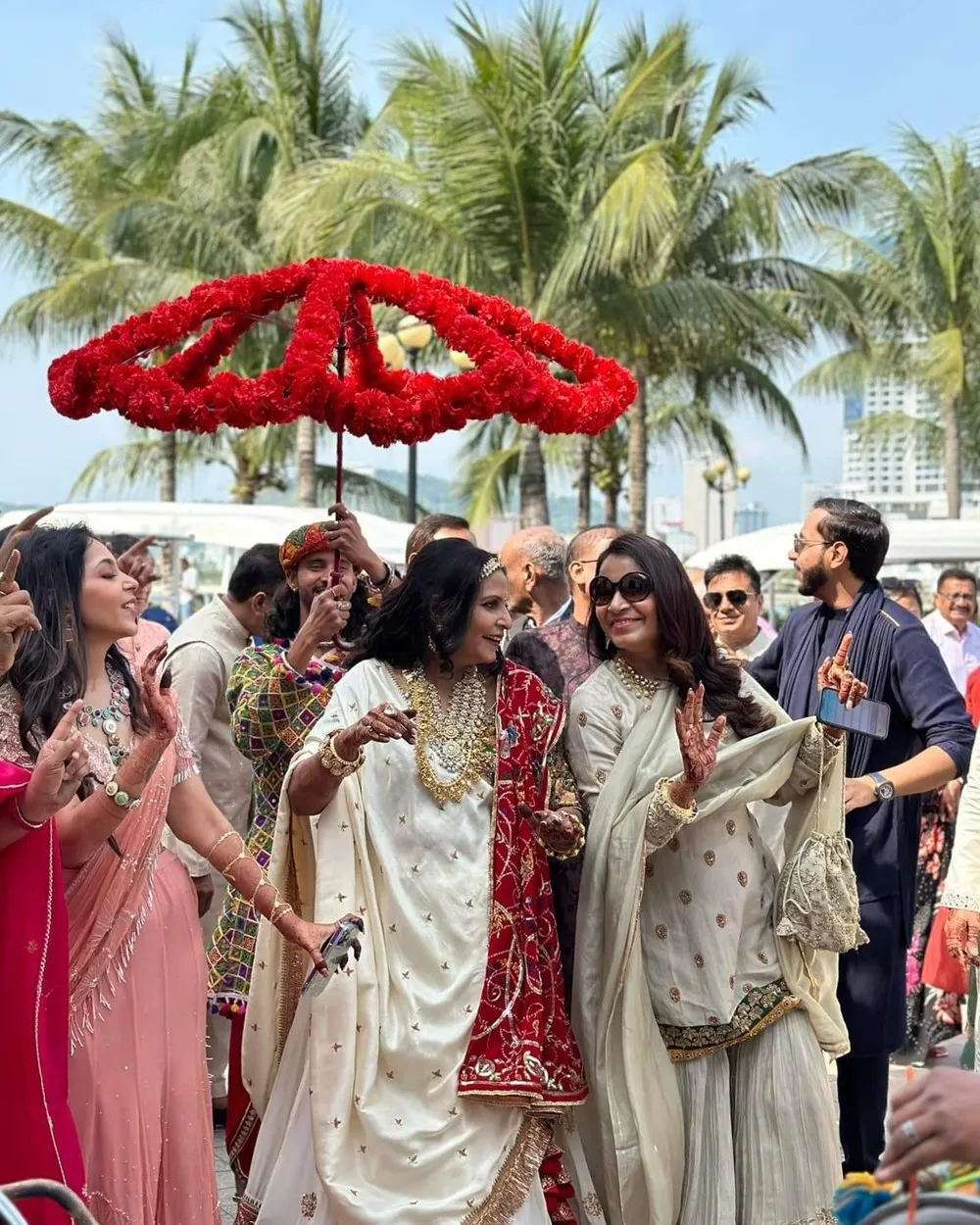 ty-phu-an-do-to-chuc-dam-cuoi-khung-tai-vinh-ha-long-tiec-dai-3-ngay-3-dem-khach-moi-toan-giao-sieu-giau (6)