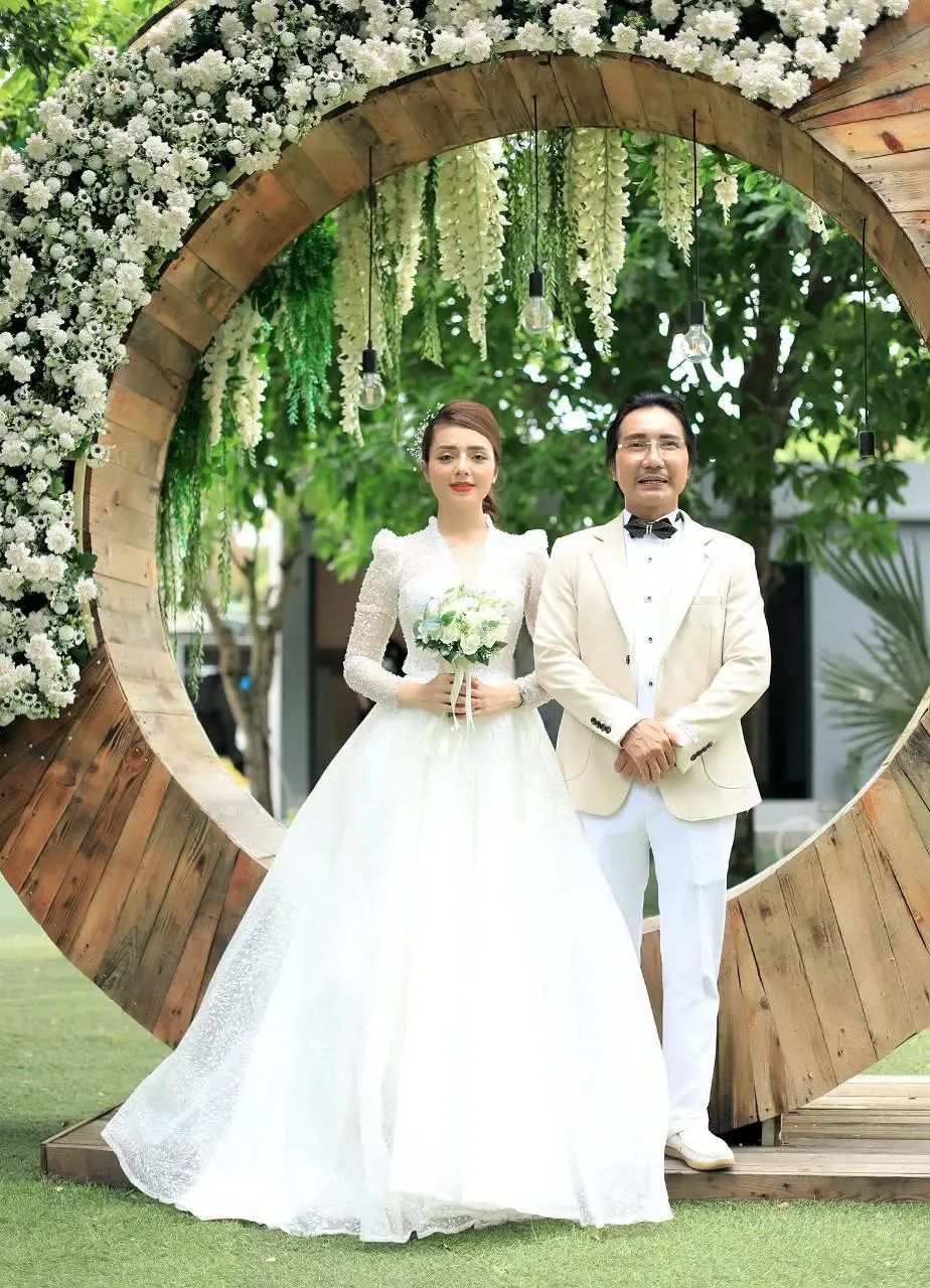 chu-dong-xin-don-nha-giup-thay-co-gai-nen-duyen-voi-ong-xa-hon-26-tuoi-ve-nha-gap-song-gio-vo-1-ly-do (2)