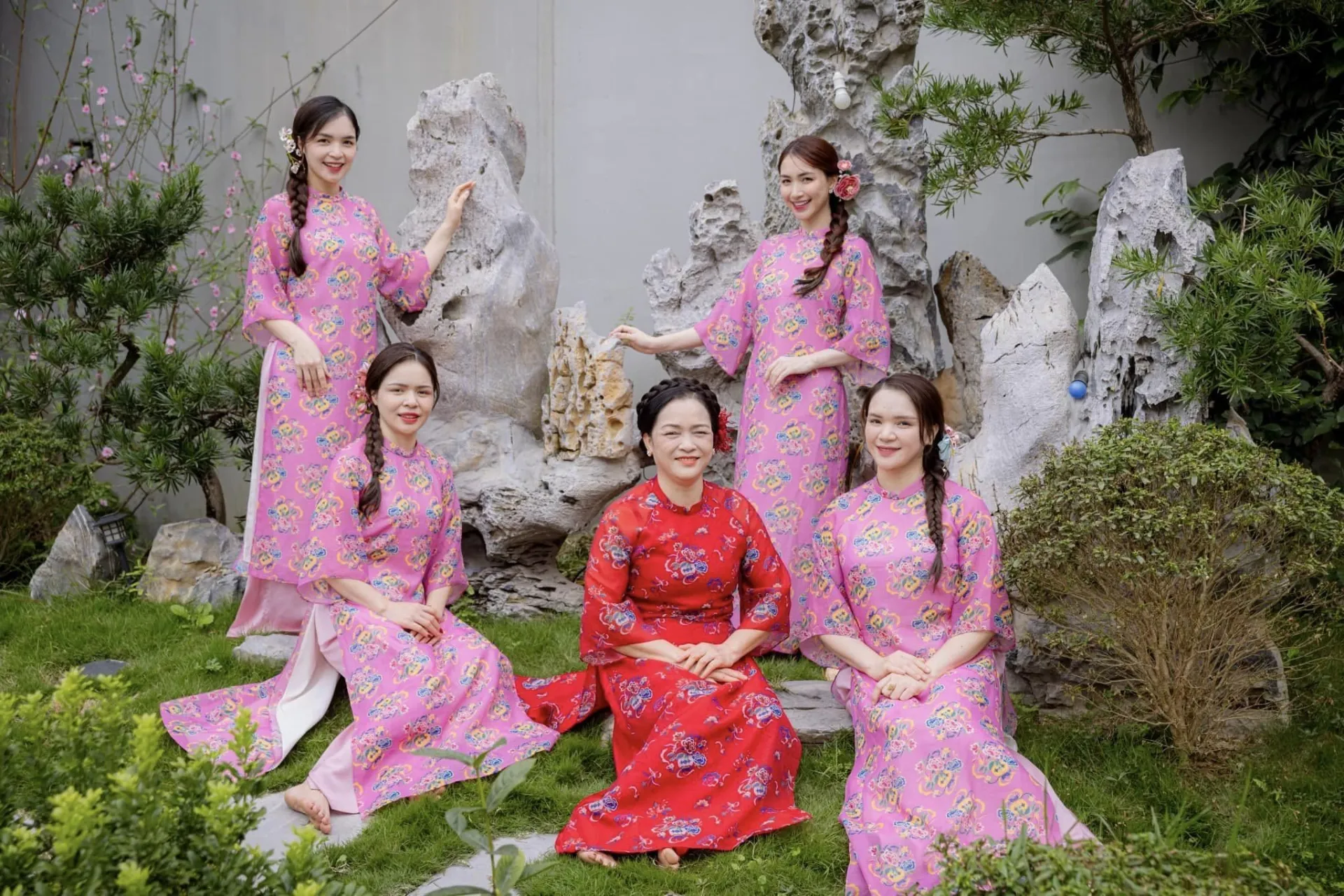 hoa-minzy-khoe-nhan-sac-cuc-pham-cua-ca-nha-em-trai-chiem-spotlight (5)