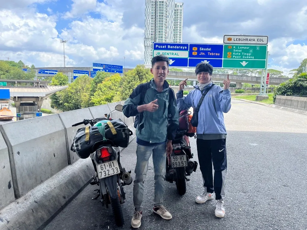 chang-trai-viet-tu-lai-xe-may-7-ngay-7-dem-gan-3000-km-tu-viet-nam-sang-singapore (3)