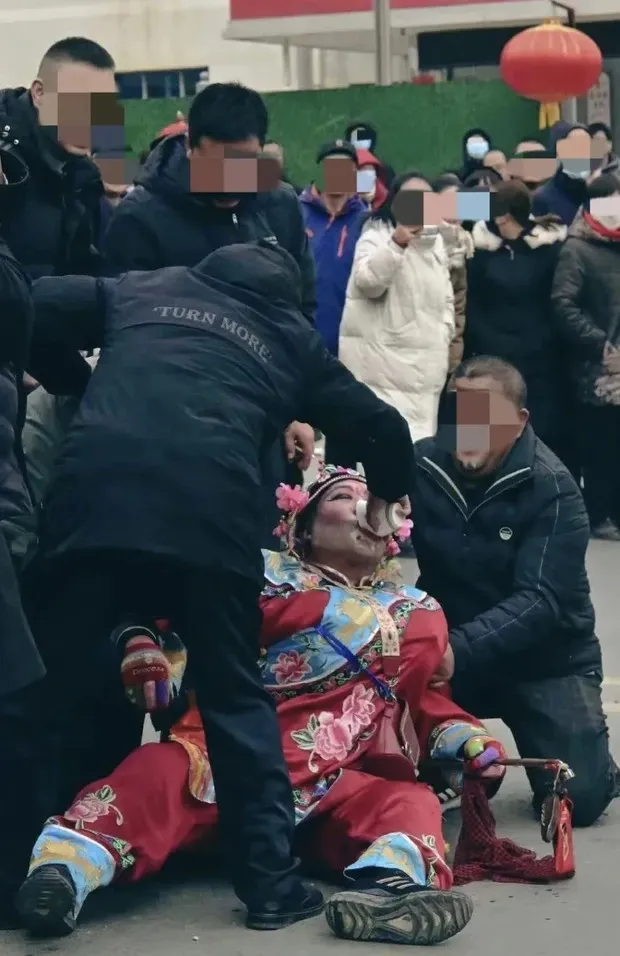 nam-dien-vien-dot-ngot-qua-doi-luc-di-dien-vi-duoc-khan-gia-moi-ruou (3)