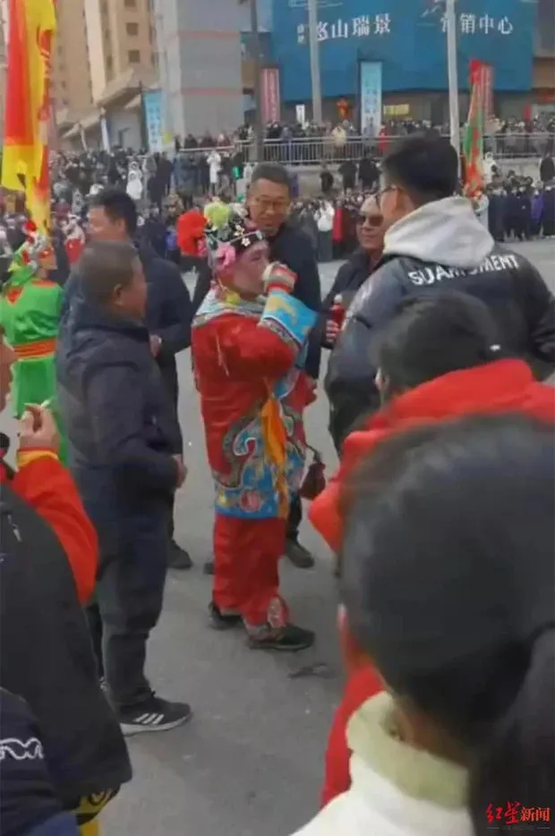 nam-dien-vien-dot-ngot-qua-doi-luc-di-dien-vi-duoc-khan-gia-moi-ruou (4)