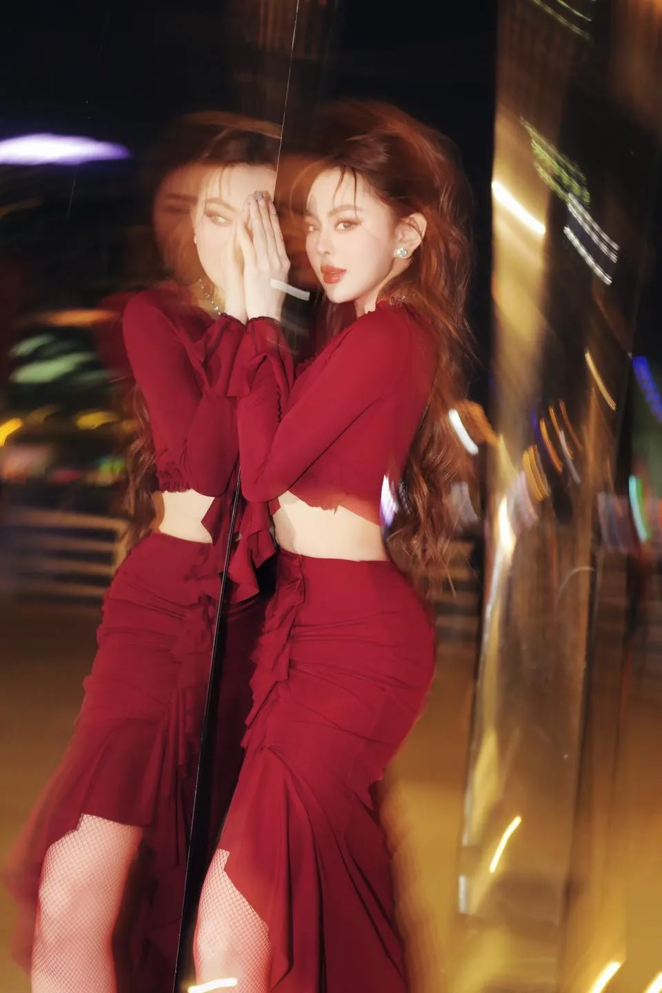 trang-nemo-khoe-vong-eo-con-kien-giua-luc-nhan-thong-bao-thi-hanh-an-phat-9-thang-tu (1)