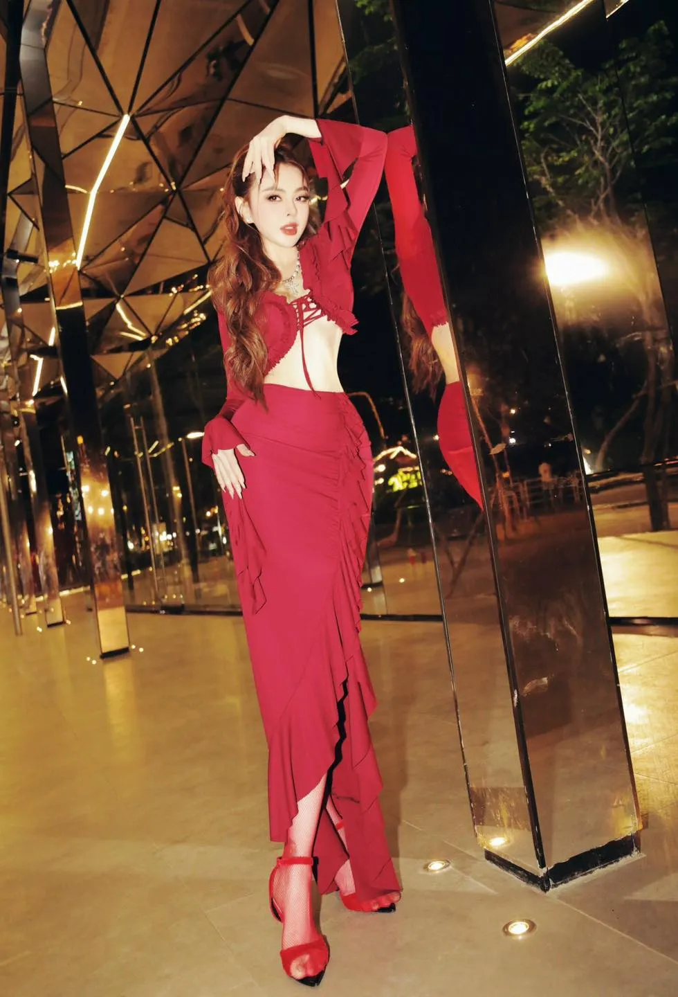 trang-nemo-khoe-vong-eo-con-kien-giua-luc-nhan-thong-bao-thi-hanh-an-phat-9-thang-tu (2)