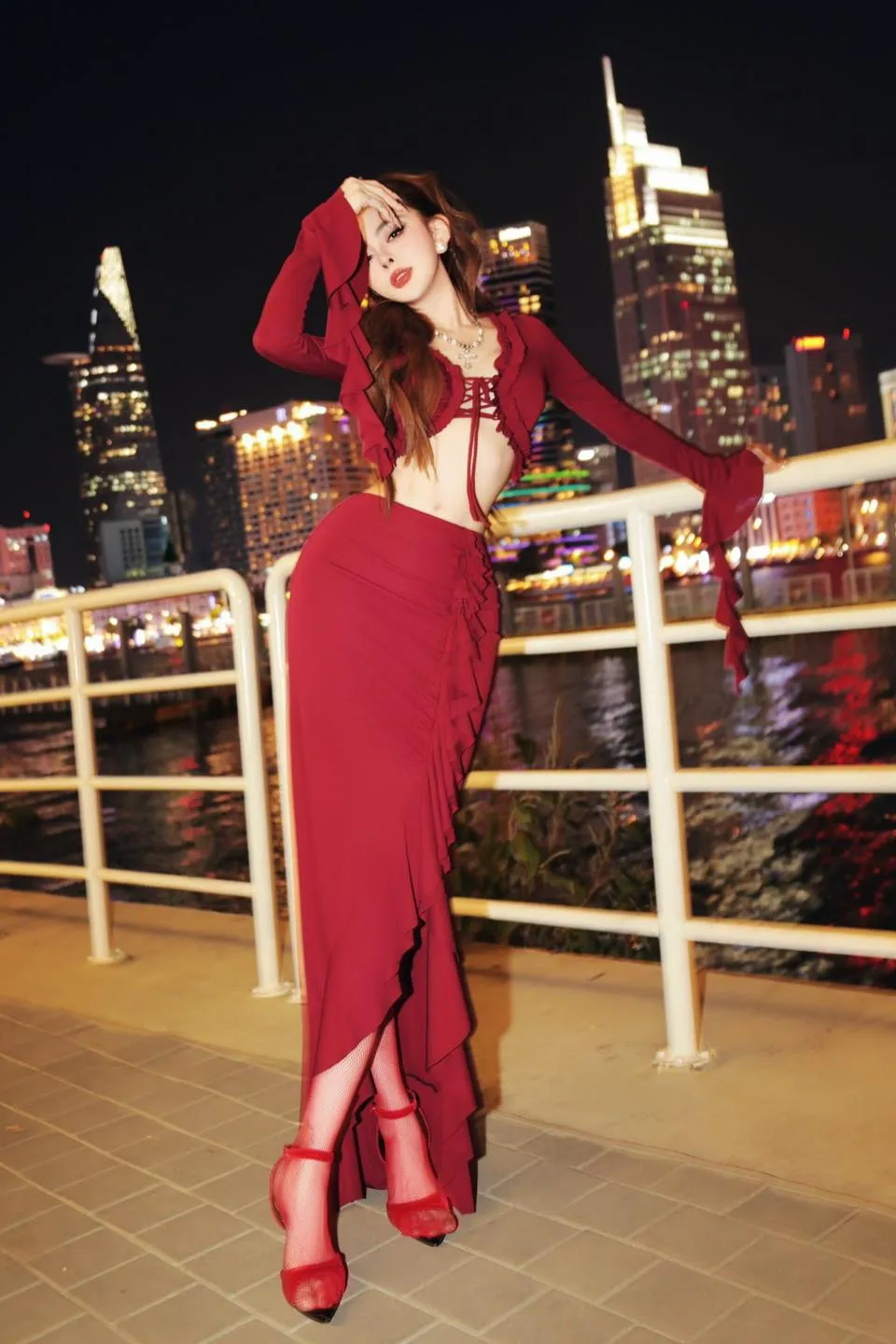 trang-nemo-khoe-vong-eo-con-kien-giua-luc-nhan-thong-bao-thi-hanh-an-phat-9-thang-tu (5)