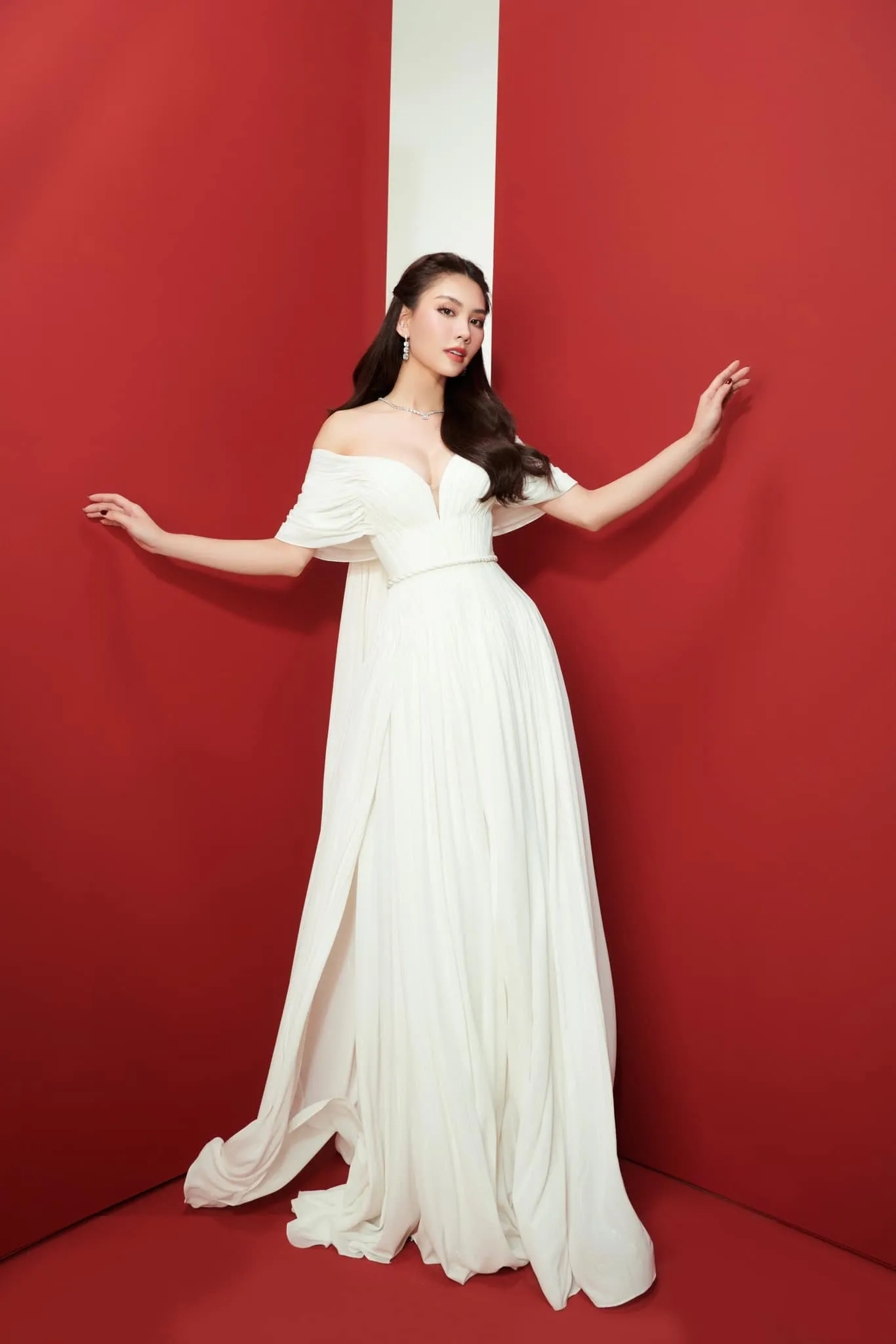mai-phuong-hut-hoi-trong-chang-dua-cuoi-khien-phan-thi-tai-nang-dang-do-dich-than-btc-miss-world-dong-vien (8)