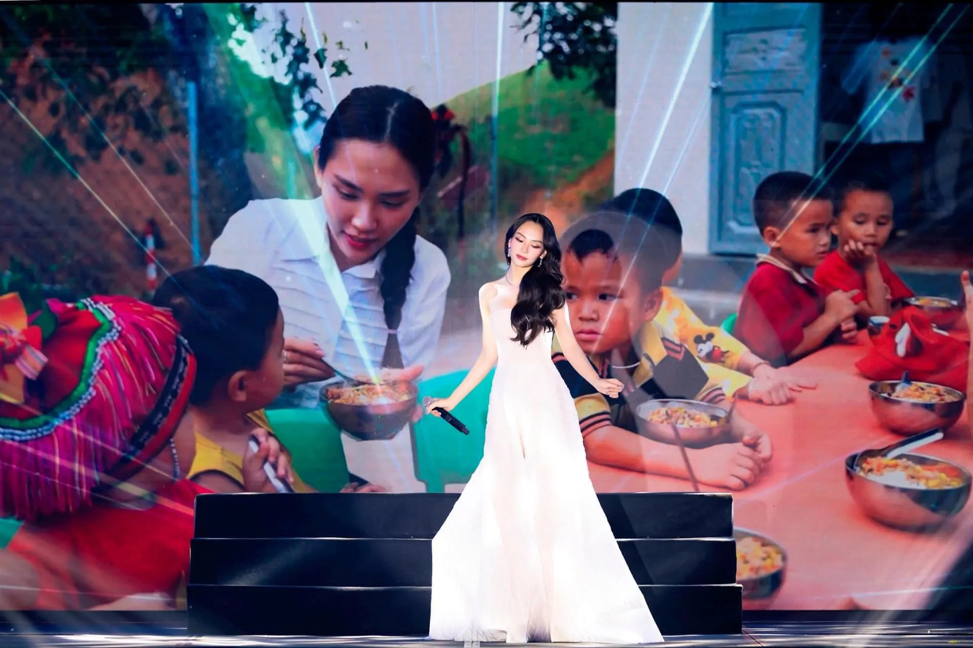 mai-phuong-hut-hoi-trong-chang-dua-cuoi-khien-phan-thi-tai-nang-dang-do-dich-than-btc-miss-world-dong-vien (9)