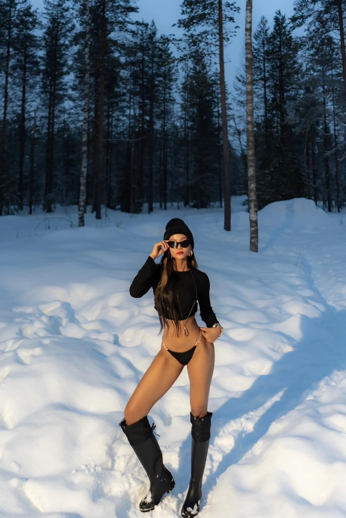 hhennie-dien-bikini-giua-tuyet-trang-bat-chap-gia-lanh-khoe-body-cho-hiem-hoc (1)
