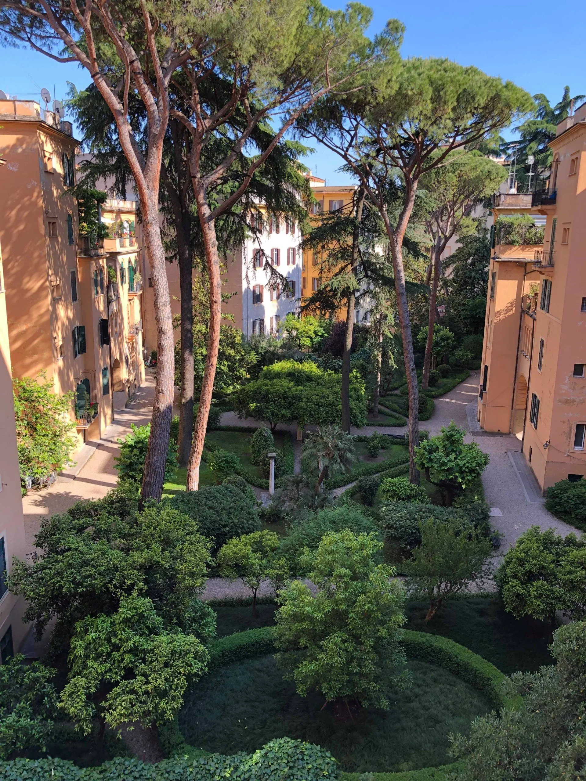 hoa-hau-giau-nhat-viet-nam-so-huu-biet-thu-dat-vang-24K-tau-villa-den-nha-vuon-10000m2-o-nuoc-ngoai (113)