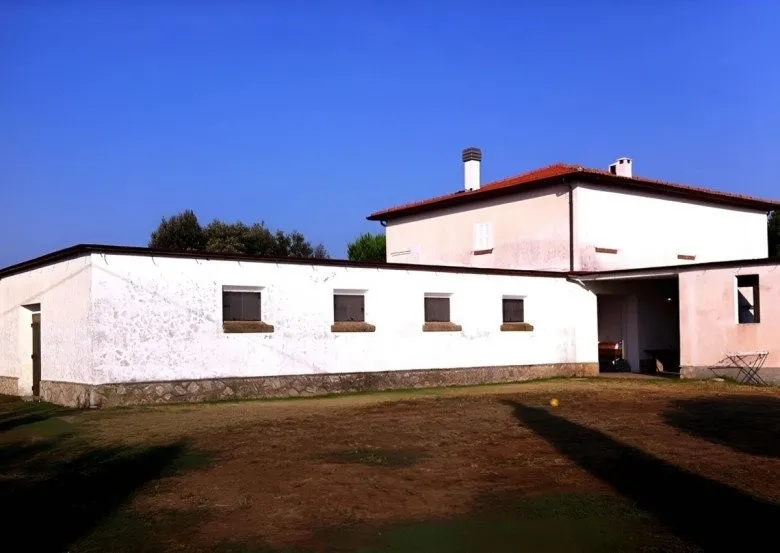 hoa-hau-giau-nhat-viet-nam-so-huu-biet-thu-dat-vang-24K-tau-villa-den-nha-vuon-10000m2-o-nuoc-ngoai (511)