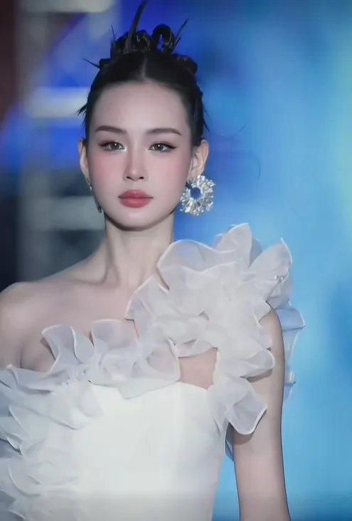 hoa-hau-1m86-cua-viet-nam-sai-buoc-san-catwalk-nhan-sac-khi-chat-duoc-so-sanh-voi-ngoi-sao-hang-dau-trung-quoc (1)