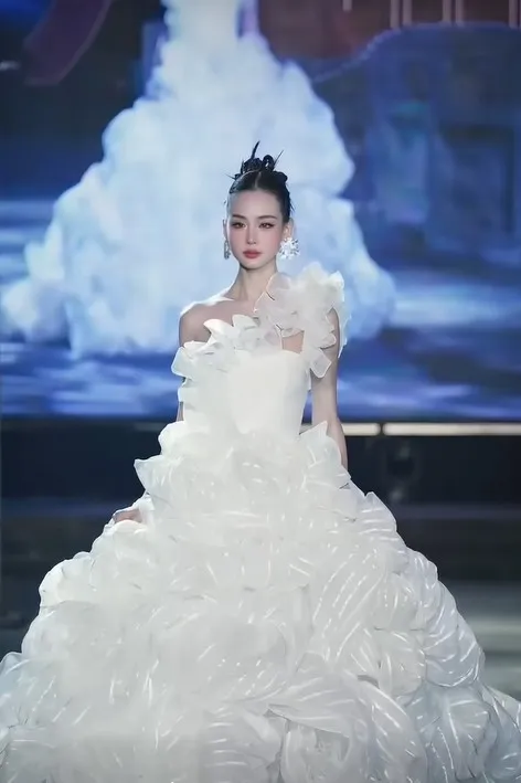 hoa-hau-1m86-cua-viet-nam-sai-buoc-san-catwalk-nhan-sac-khi-chat-duoc-so-sanh-voi-ngoi-sao-hang-dau-trung-quoc (2)