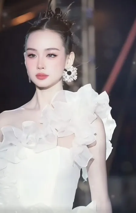 hoa-hau-1m86-cua-viet-nam-sai-buoc-san-catwalk-nhan-sac-khi-chat-duoc-so-sanh-voi-ngoi-sao-hang-dau-trung-quoc (6)