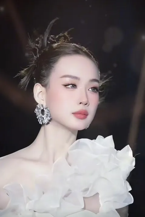 hoa-hau-1m86-cua-viet-nam-sai-buoc-san-catwalk-nhan-sac-khi-chat-duoc-so-sanh-voi-ngoi-sao-hang-dau-trung-quoc (7)