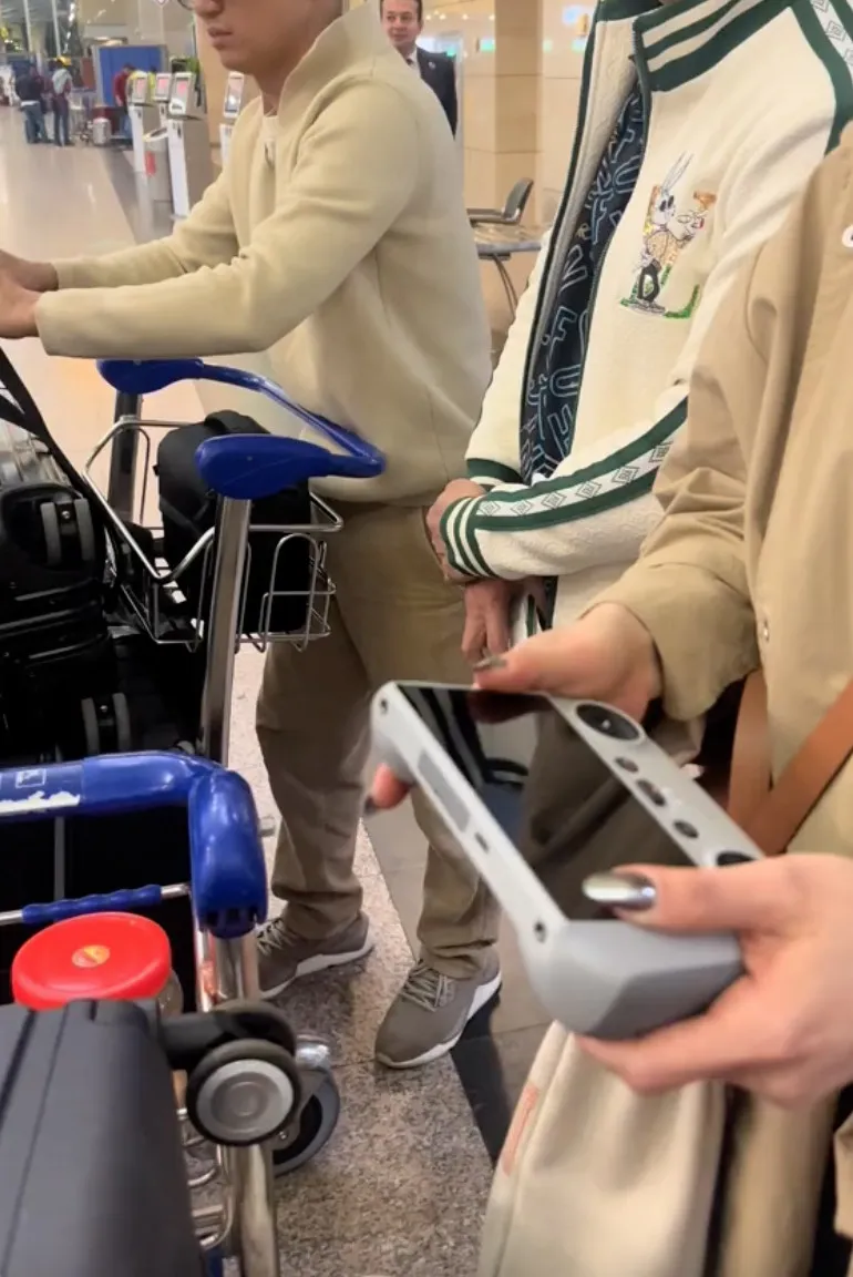 sao-nu-ve-nha-di-con-gap-bien-khi-di-nuoc-ngoai-mat-hon-100-trieu-bi-tich-thu-do-giu-lai-san-bay (51)