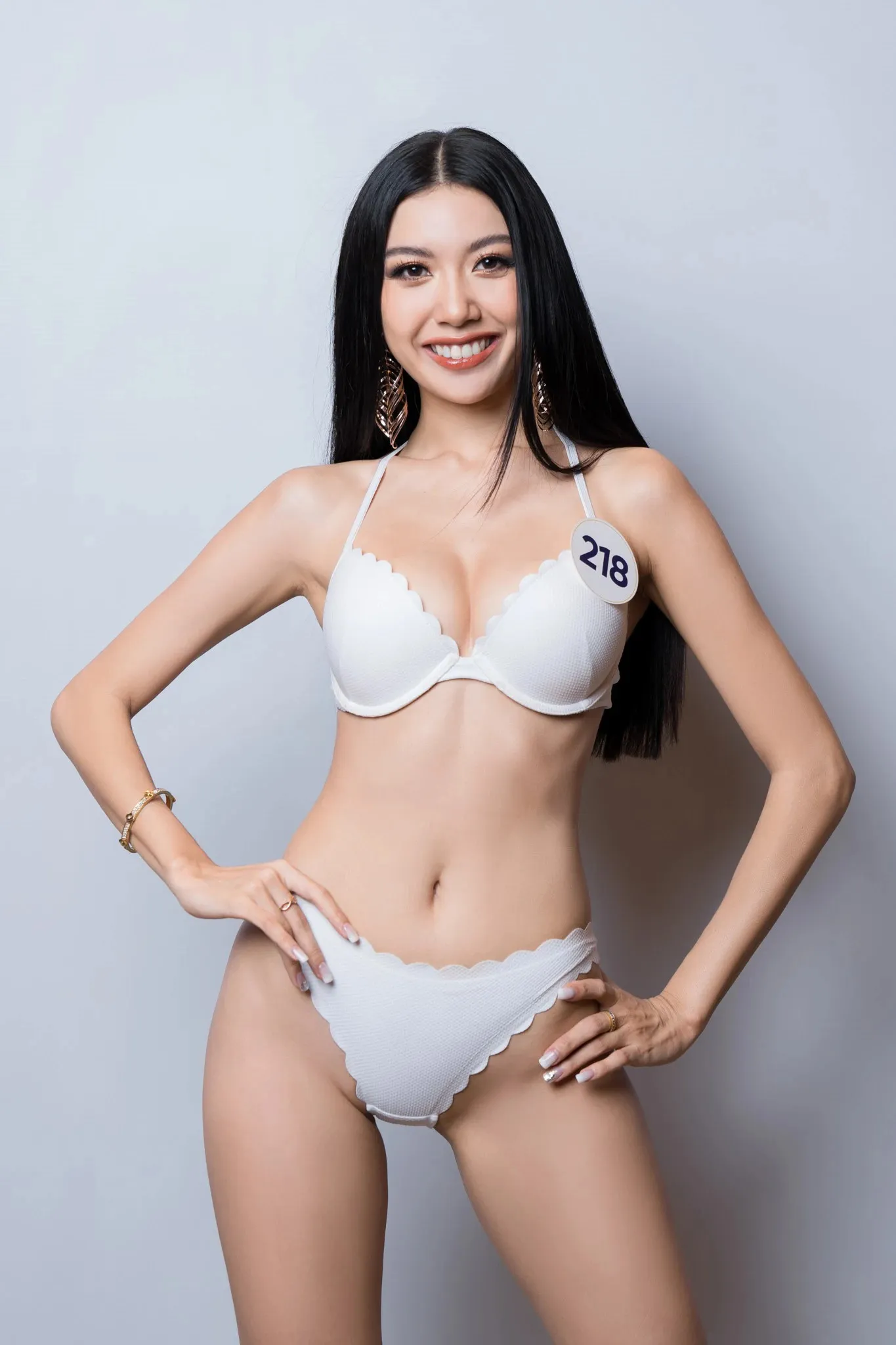 a-hau-thuy-van-dien-bikini-dan-tinh-thac-mac-tai-sao-mac-do-boi-o-ruong (21)